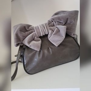 Chocolate NY Shoulder Bag - Gray with velvet bow